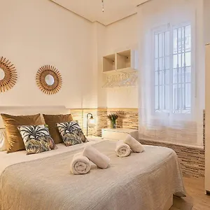 https://solsur-patio-andaluz-premium.hotelsinnerja.org